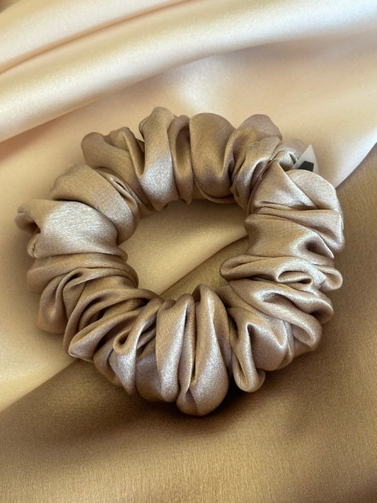 Latte spalvos šilkinė plaukų gumytė iš Mulberry šilko