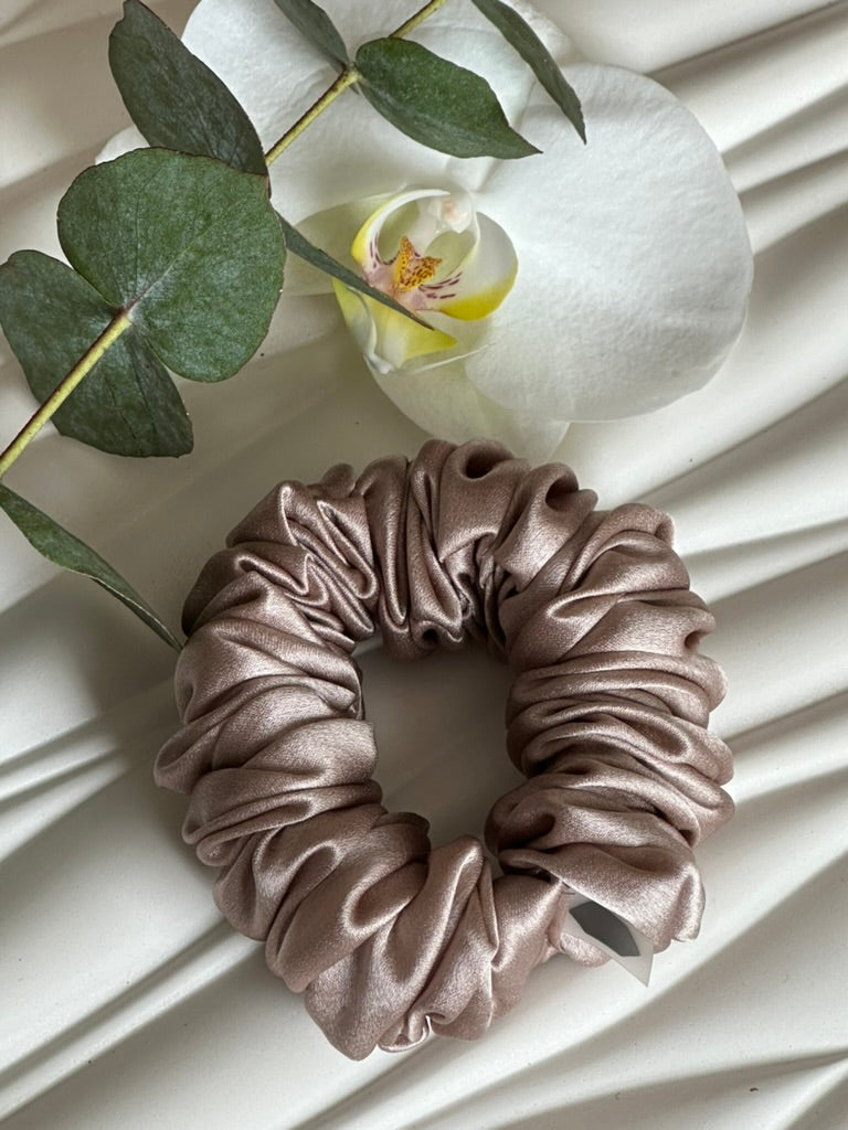Latte spalvos šilkinė plaukų gumytė iš Mulberry šilko