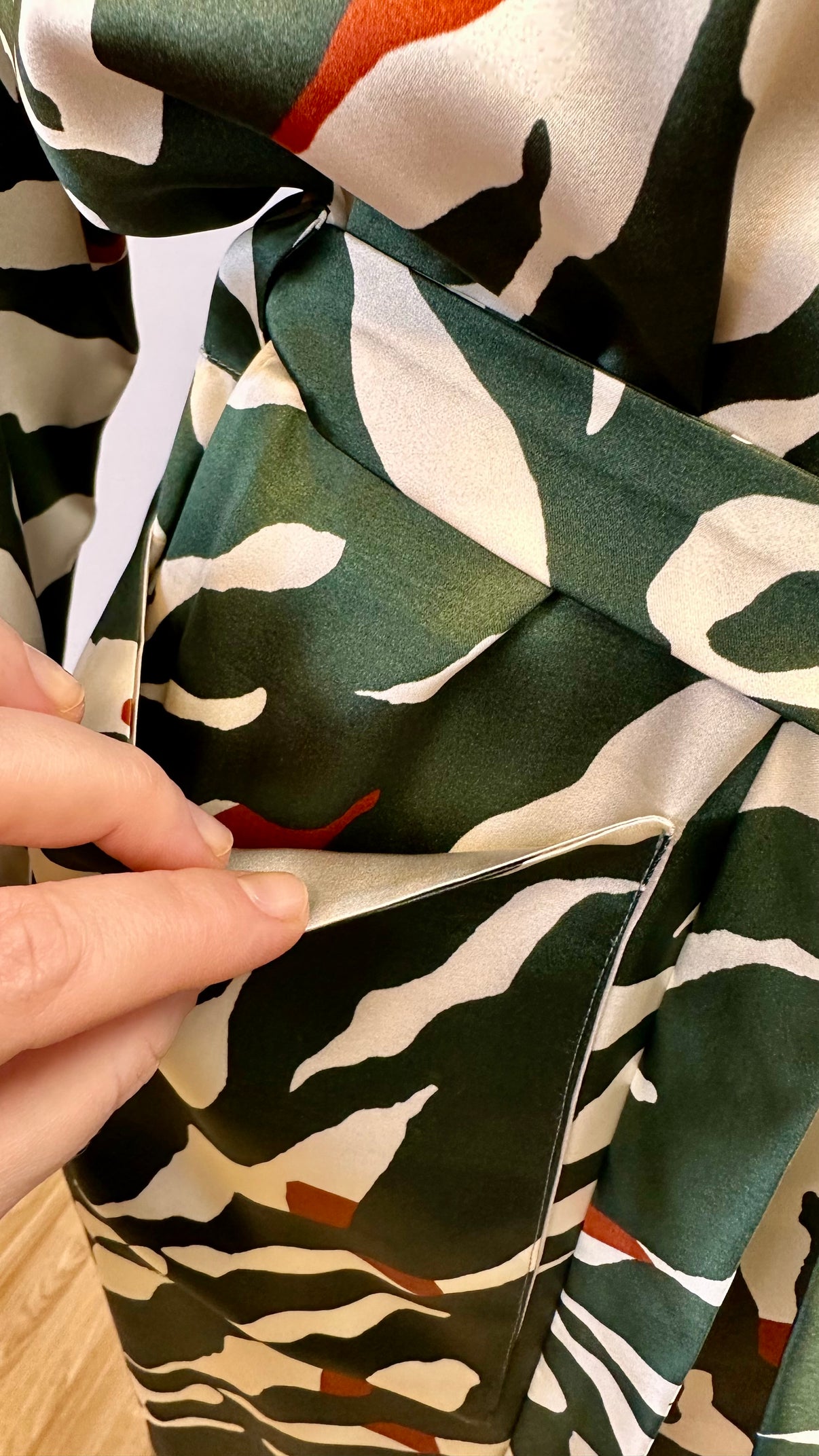 Natural Silk Robe - Green Tiger - styling detail