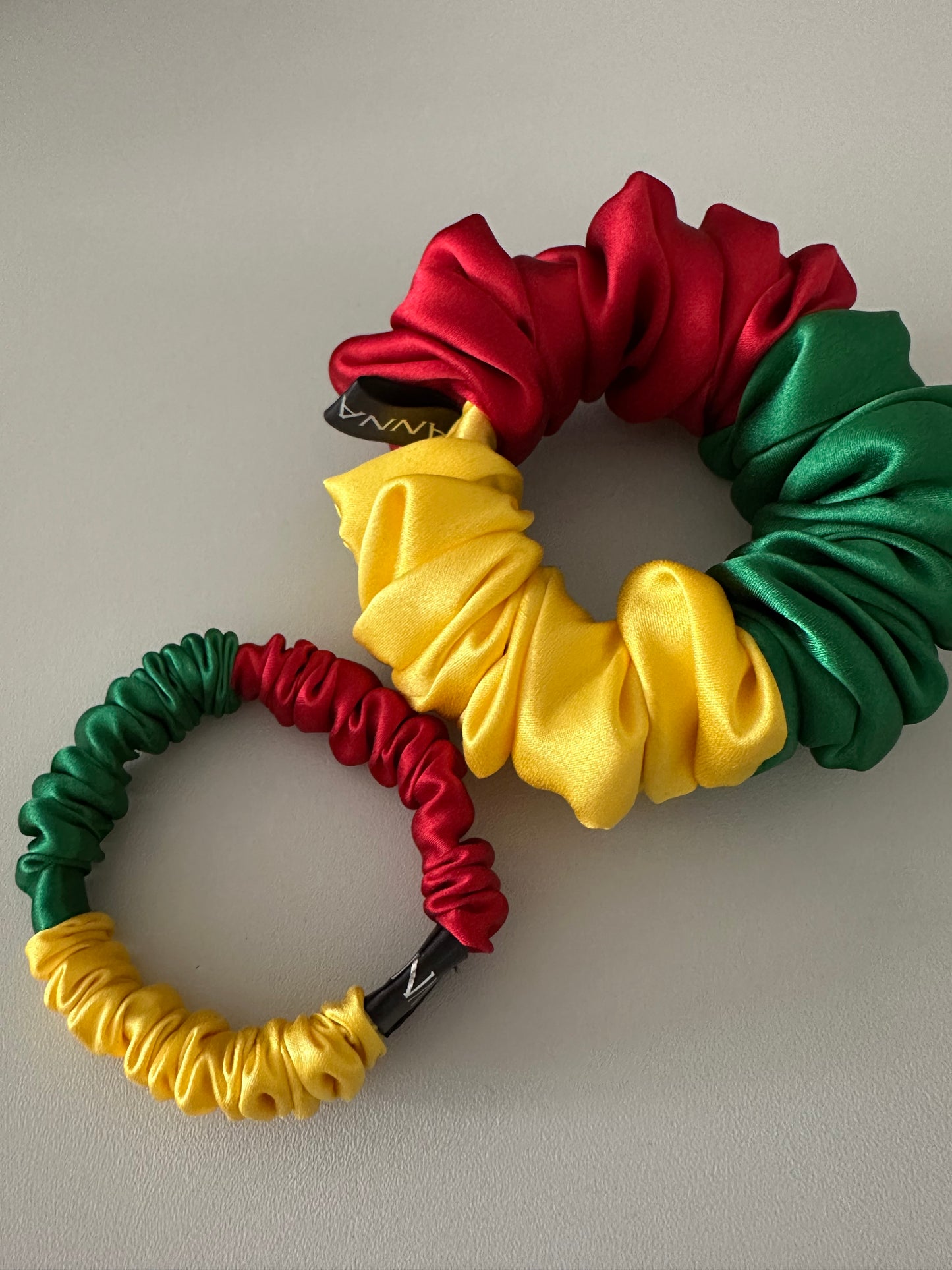 Tautinė trispalvė šilkinė plaukų gumytė iš Mulberry šilko (mažesnė)