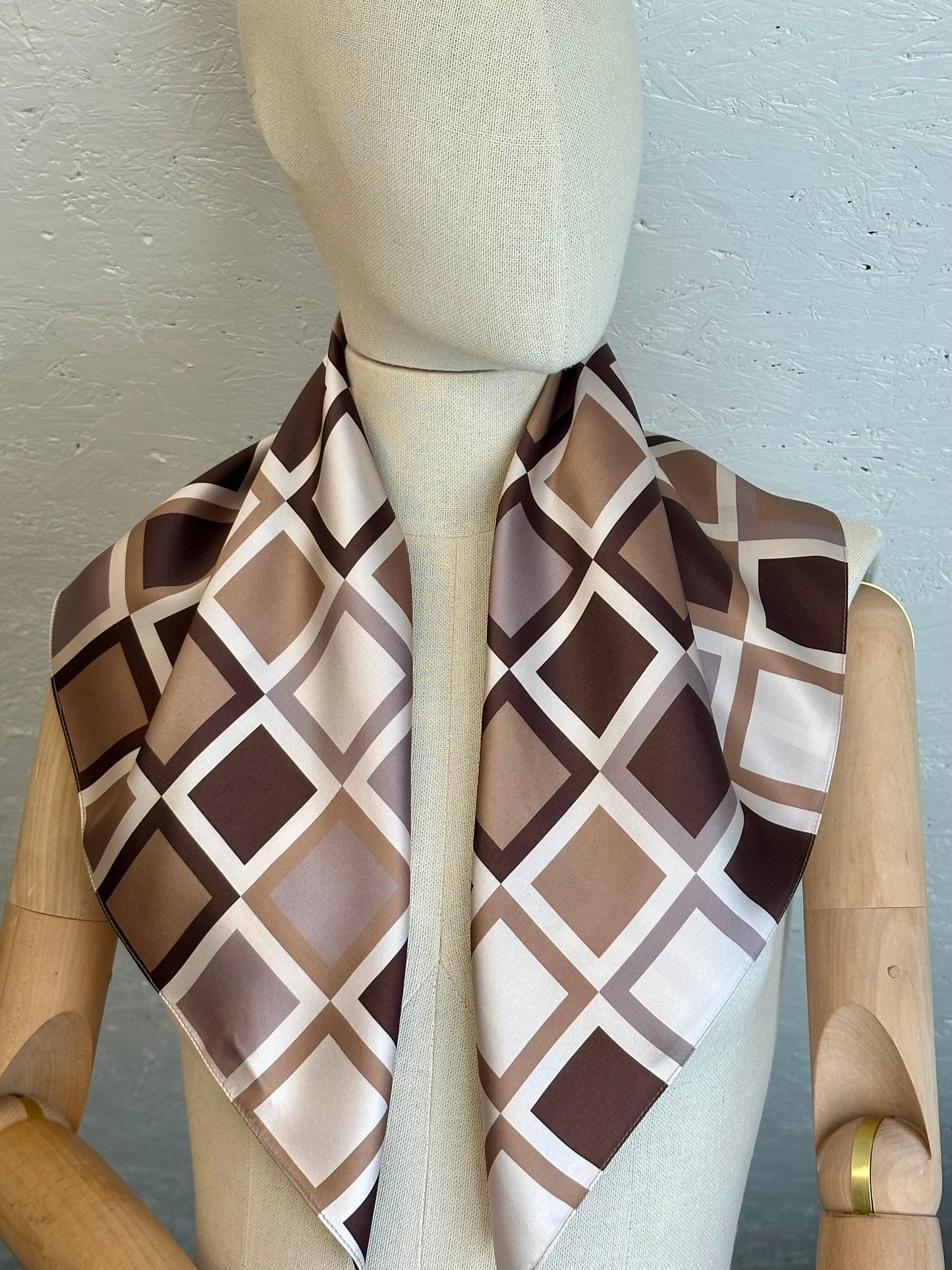 Šilkinė skarelė  - Kvadratėliai